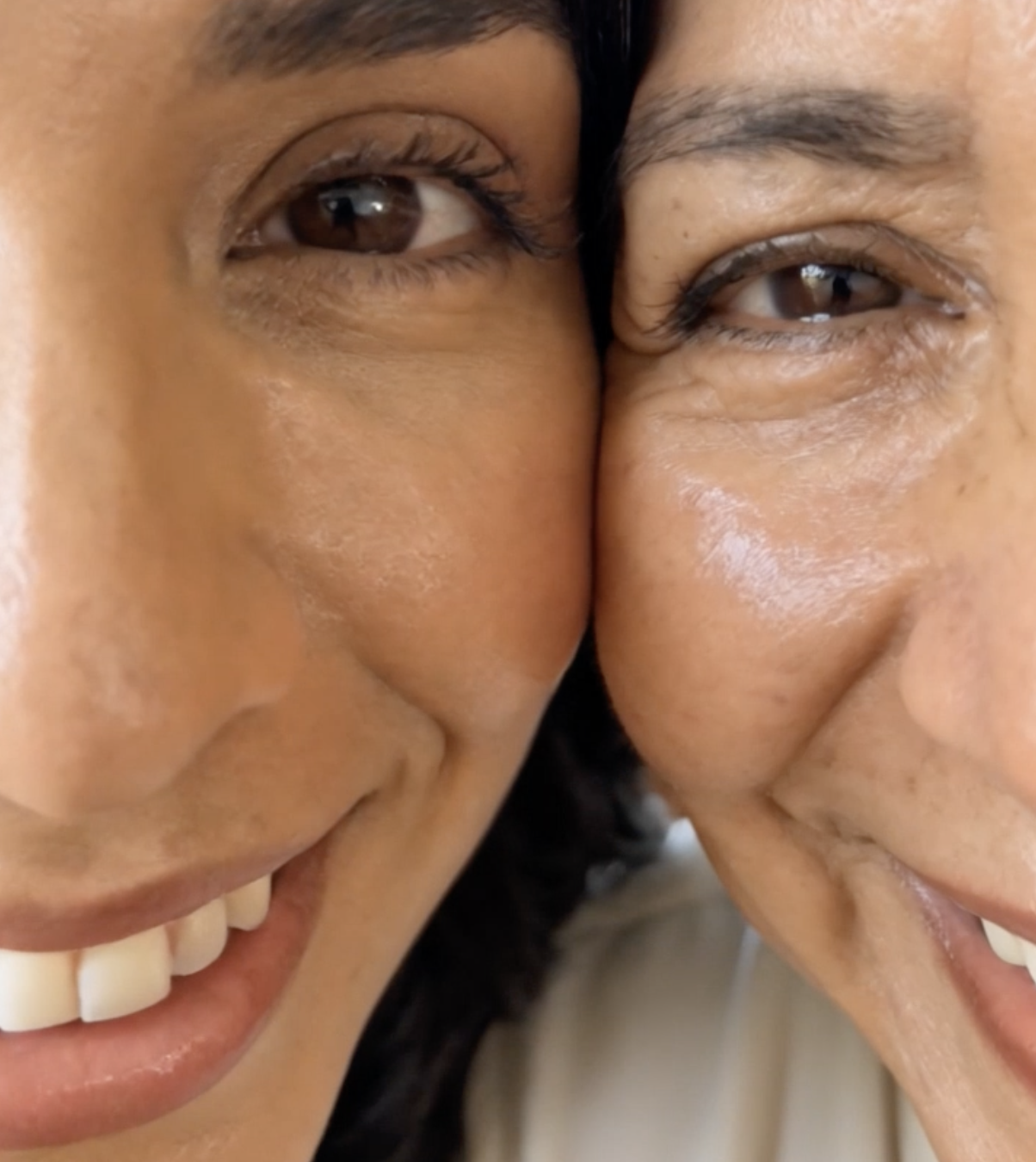 Primer plano de dos rostros sonrientes