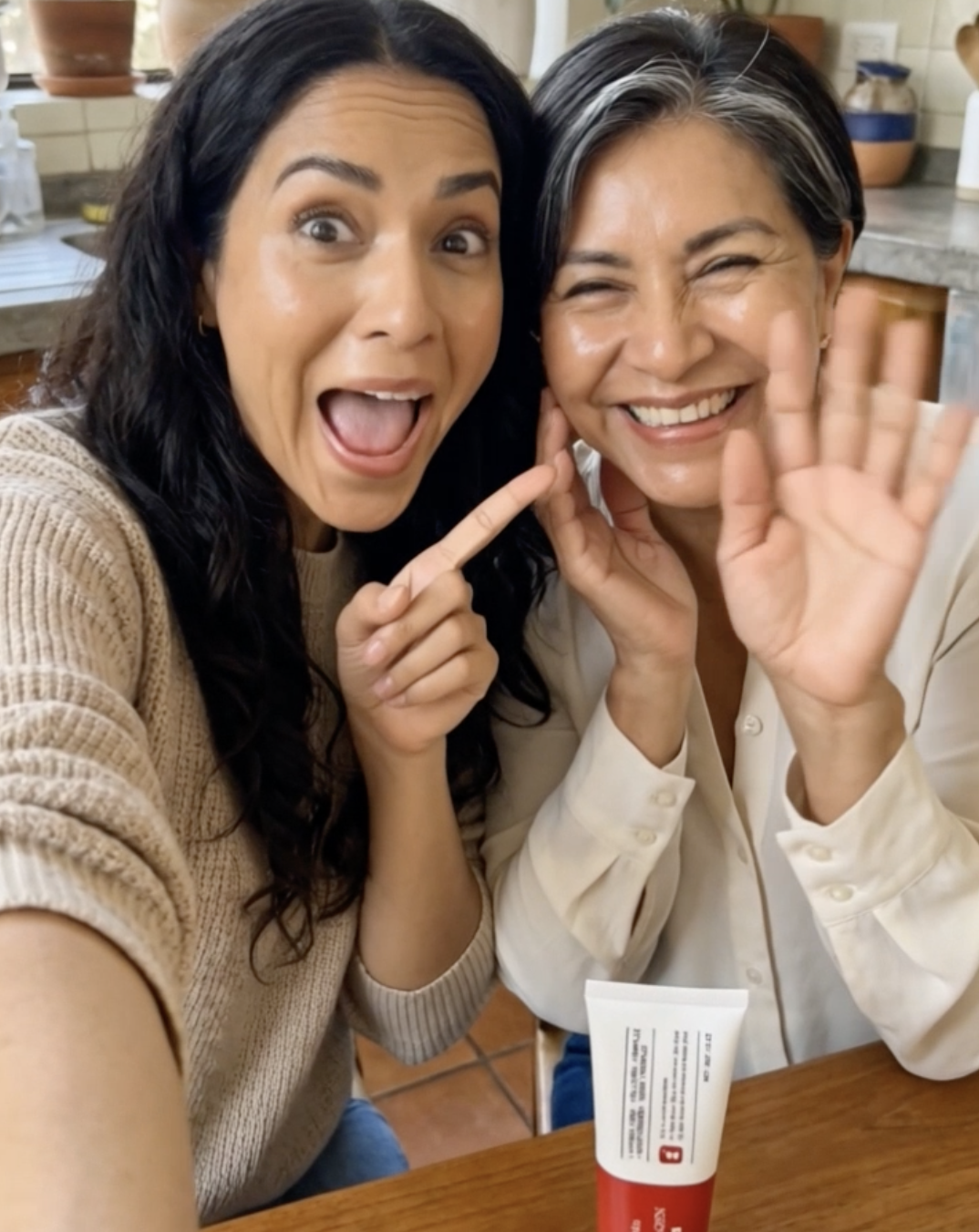 Dos mujeres sonriendo juntas