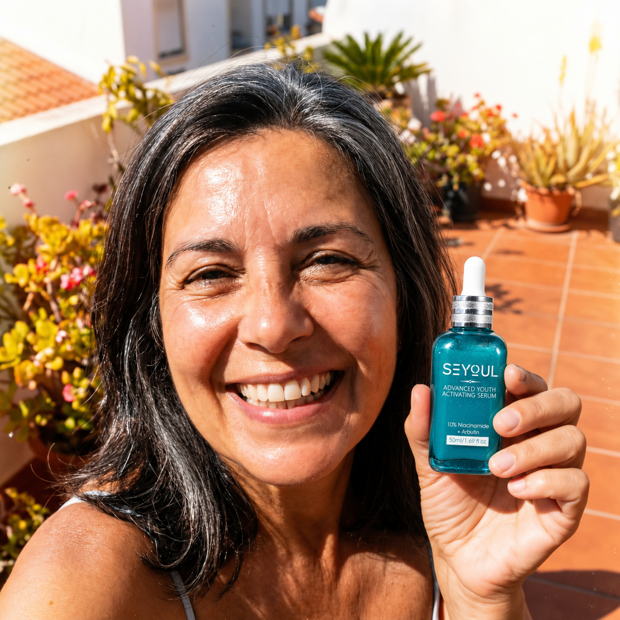 Mujer sonriente sosteniendo el sérum SEYOUL